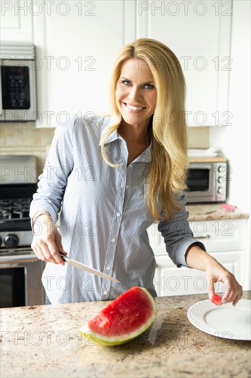 Blonde housewife cutting watermelon.
Photo : pauline st.denis