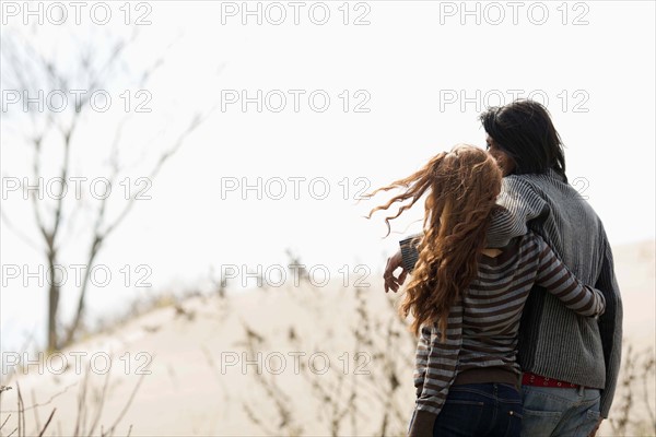 Couple embracing outdoors.
Photo : pauline st.denis