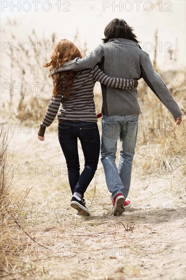 Rear view of couple walking on dirt road.
Photo : pauline st.denis