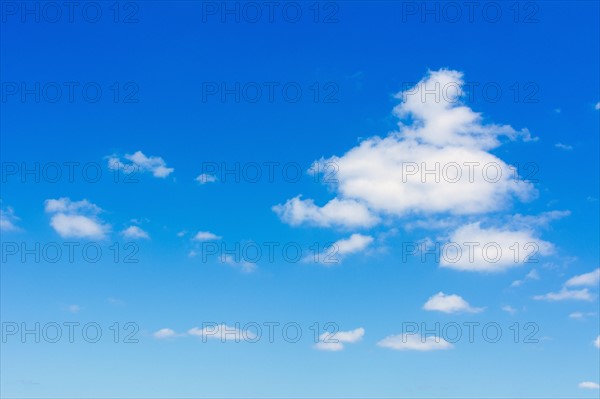 Clouds against blue sky.
Photo : Kristin Lee