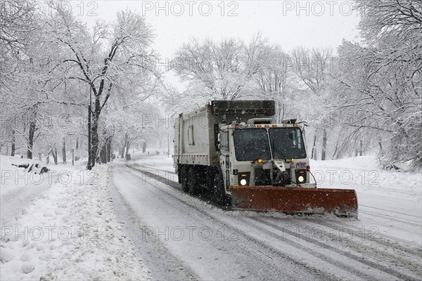 Snowplow on street.
Photo :  Winslow Productions