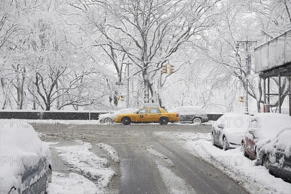 Yellow taxi at winter.
Photo :  Winslow Productions