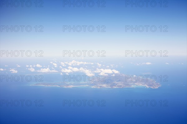 Aerial view of island.
Photo :  Winslow Productions