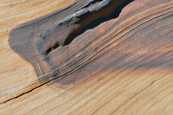 Art on sandstone.
Photo : Gary Weathers