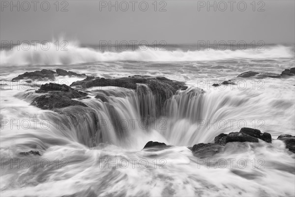 Seascape with whirl.
Photo : Gary Weathers