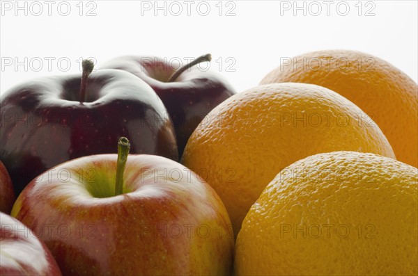 Studio shot of apples and oranges.
Photo : Tetra Images