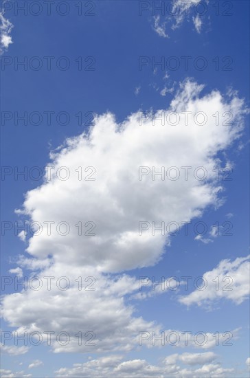 Clouds on blue sky.
Photo : Tetra Images