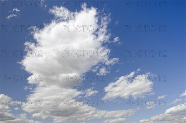 Clouds on blue sky.
Photo : Tetra Images