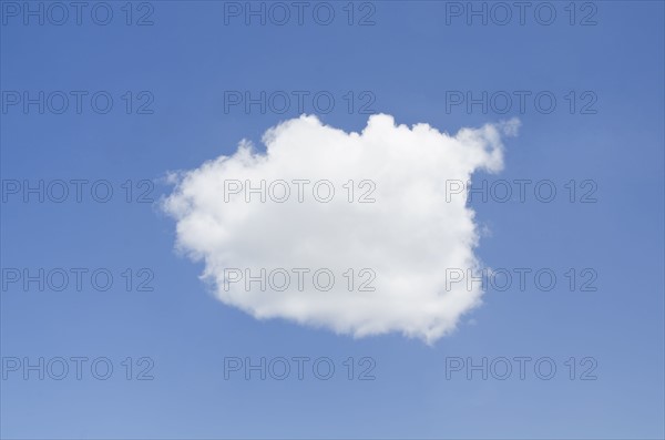 One cloud on blue sky.
Photo : Tetra Images