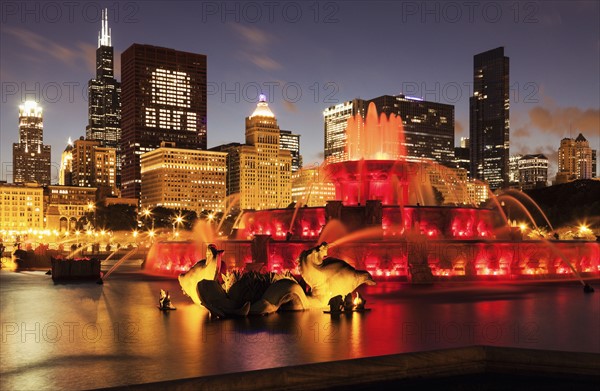 Illuminated Buckingham Fountain at dusk