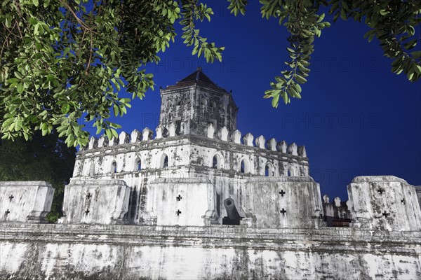 Phra Sumen Fort