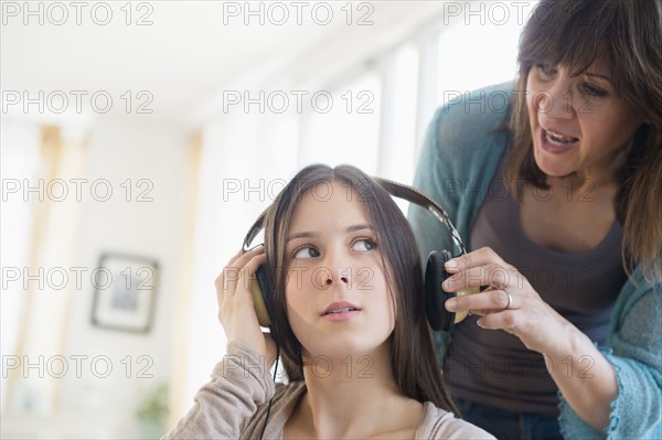 Mom yelling at teenage daughter (14-15)