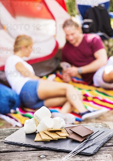 Marshmallows, crackers and chocolate