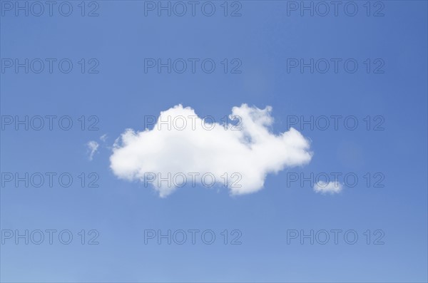 White cumulus cloud in clear blue sky