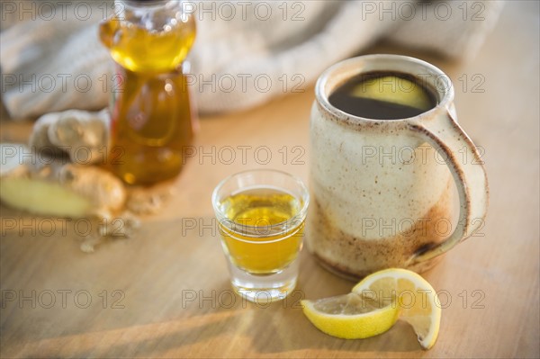 Hot tea with lemon slices