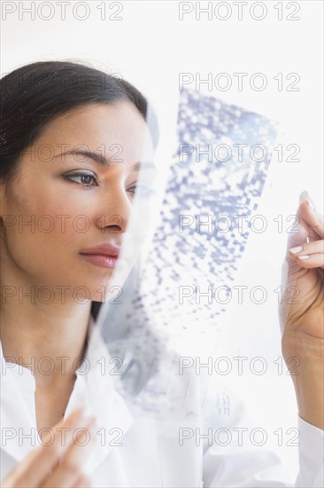 Woman working in laboratory.