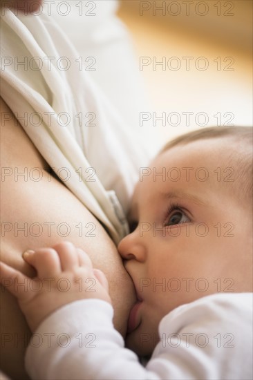 Mother breastfeeding her daughter (2-5 months)