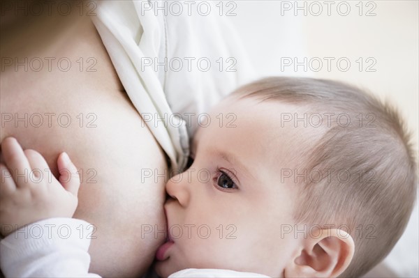 Mother breastfeeding her daughter (2-5 months)