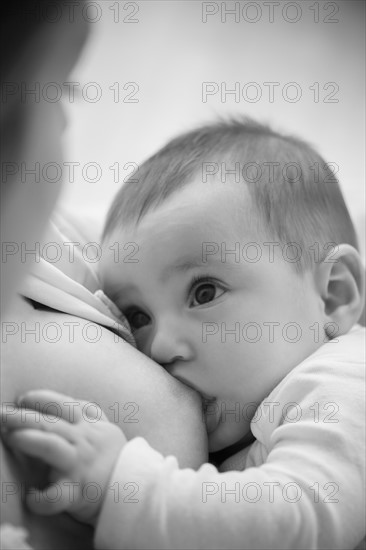 Mother breastfeeding her daughter (2-5 months)