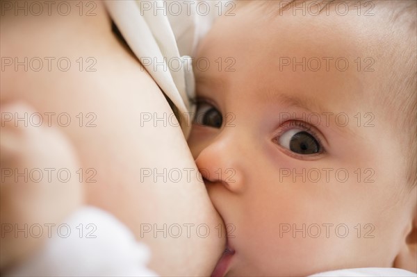 Mother breastfeeding her daughter (2-5 months)