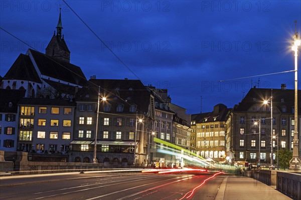 Mittlere Bridge at night