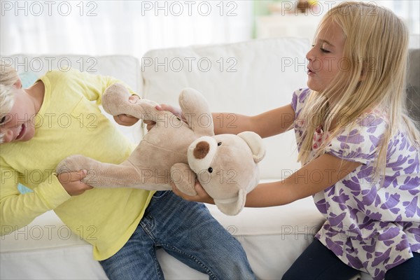 Boy (4-5) and girl (6-7) arguing