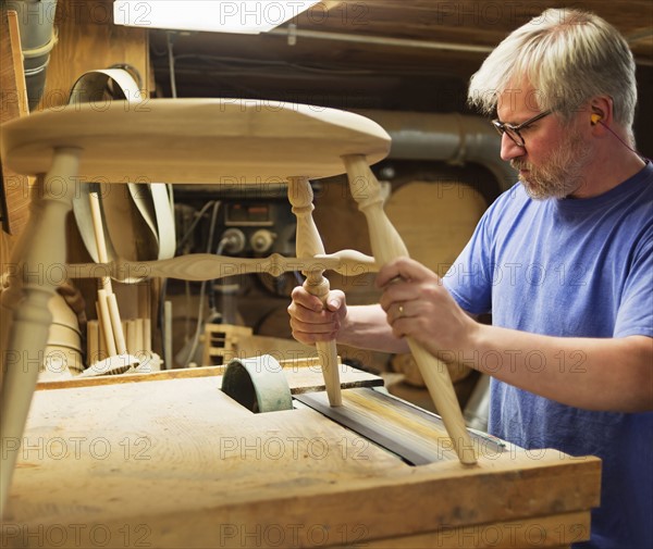 Carpenter polishing chair with sander