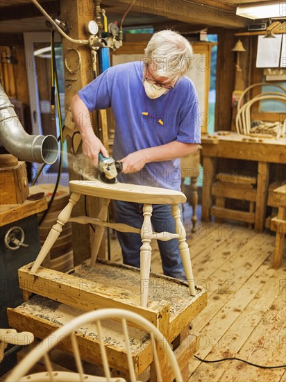 Carpenter polishing chair with sander