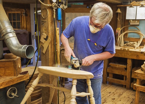 Carpenter polishing chair with sander