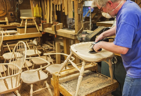 Carpenter polishing chair with sander