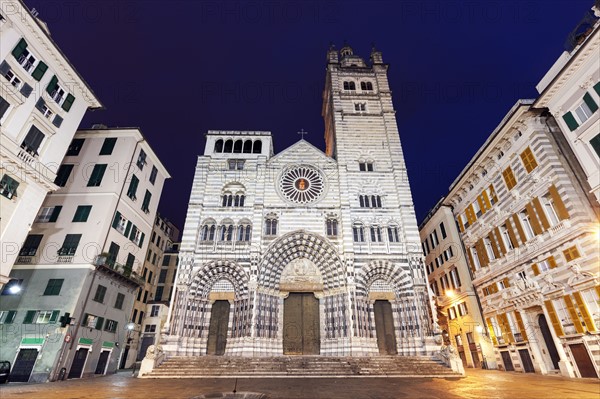 Cattedrale di San Lorenzo at night