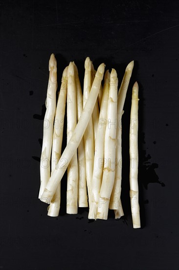 Wet white asparagus