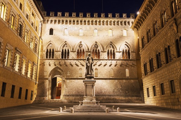 Palazzo Salimbeni on illuminated Salimbeni square