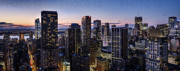 Skyline of New York at dusk. USA, New York, New York City.