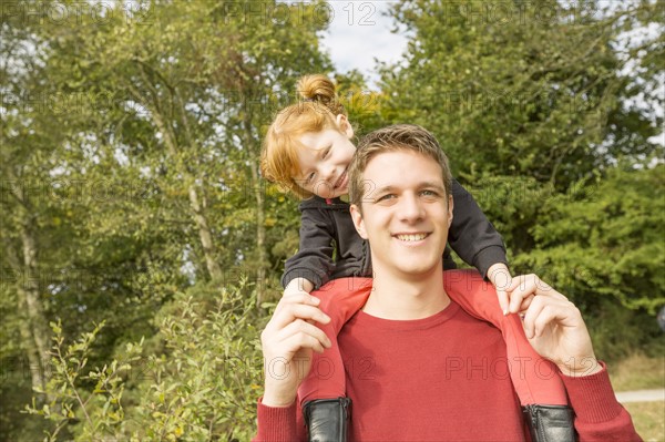 Father carrying on shoulders daughter (4-5)