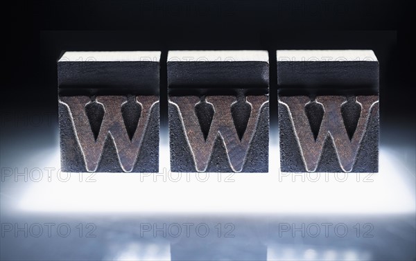 Word "WWW" carved in blocks.