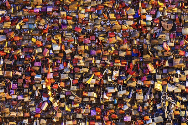 Germany, North Rhine-Westphalia, Cologne, Love padlocks on Hohenzollern Bridge