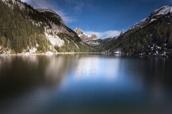 Austria, Salzburger Land, Weissbach, Mountain landscape with lake