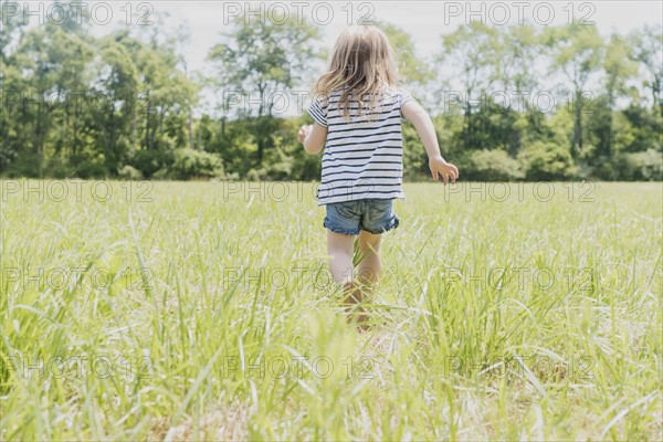 USA, Pennsylvania, Washington Crossing, Girl (2-3) walking on green field