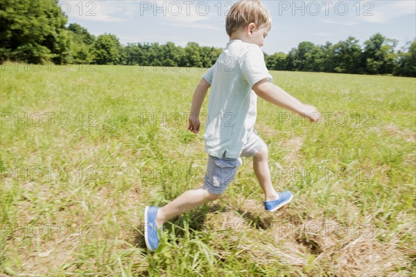 USA, Pennsylvania, Washington Crossing, Boy (4-5) running on green field