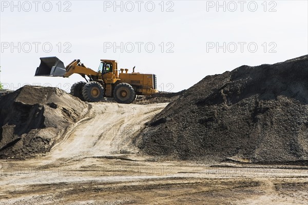 Earth mover between dirt heaps