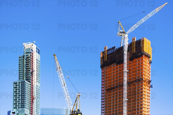 USA, New York State, New York City, Manhattan, Cranes and construction site