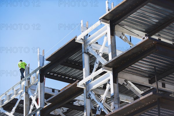 USA, New York State, New York City, Manhattan, Mid adult man working on construction site