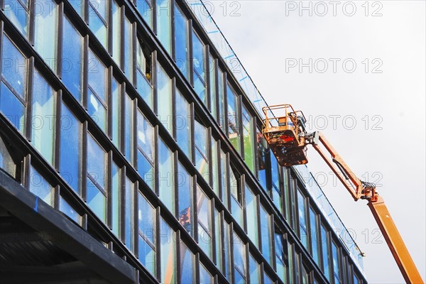 USA, New York State, New York City, Manhattan, Window washer cleaning office building