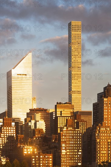 USA, New York, New York City, Manhattan, Sun reflected on skyscrapers