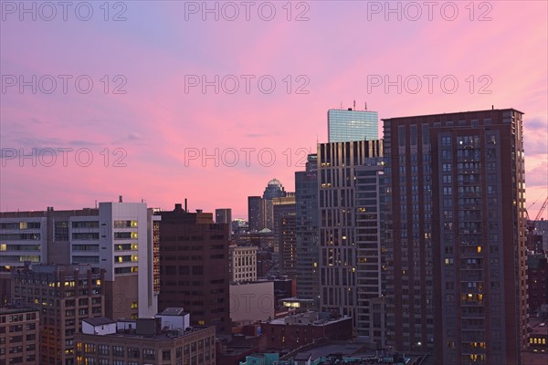 USA, Boston, Massachusetts, Pink sky over city