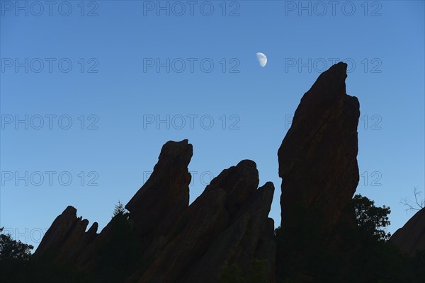 USA, Colorado, Moon over silhouette of rocks in Roxborough State Park