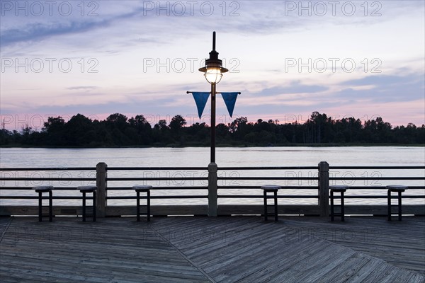 USA, North Carolina, Wilmington, Riverbank at sunset