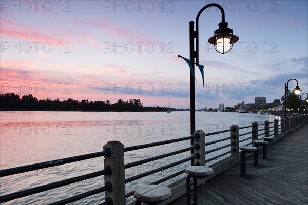 USA, North Carolina, Wilmington, Riverbank at sunset