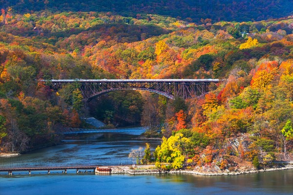 USA, New York, Bear Mountain with bridges above river